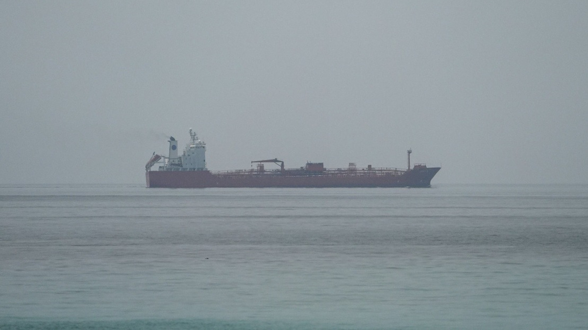 Oman Endorses Iran-US Agreement, Pledges Continued Free Navigation Through Strait of Hormuz