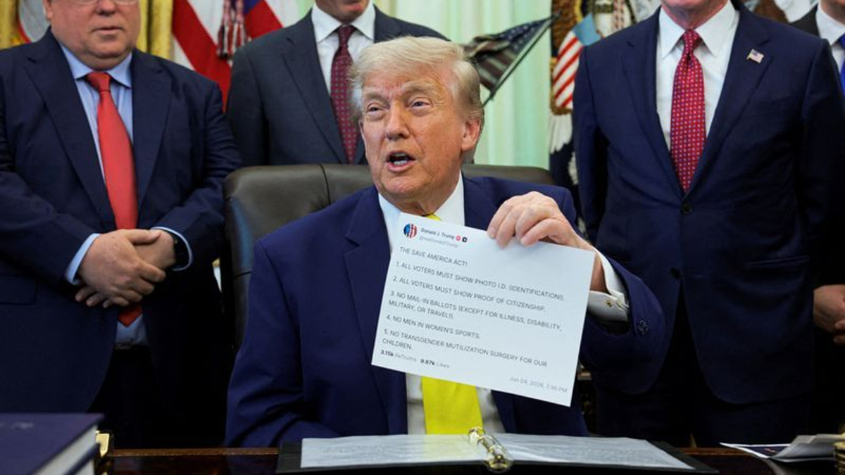 Trump faces legal challenge over paid early-access news feed on Truth Social