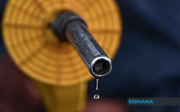 Malaysia's Energy Paradox: LNG Strength Masks Persistent Oil Price Vulnerability