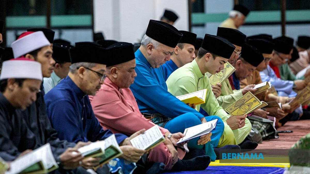 Sultan Nazrin Leads Prayers at New Perak Mosque During National Day Celebration