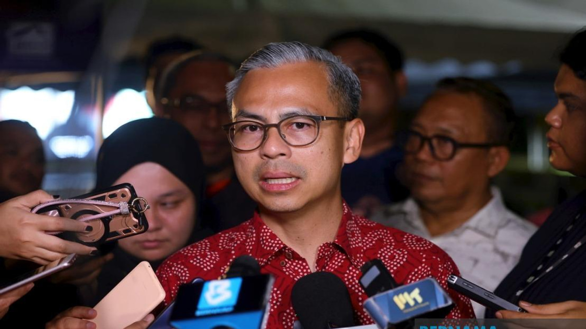 Fahmi Accuses PAS of Divisive Politics Over Sanusi's Racial Comments