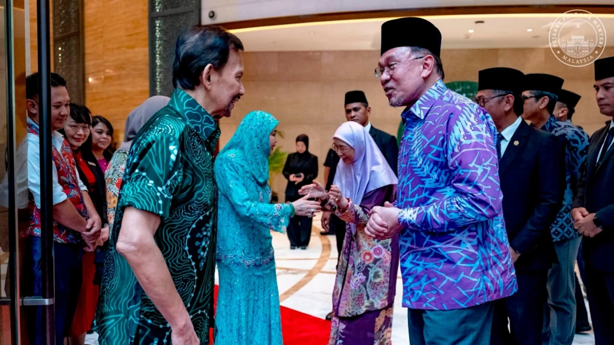 Anwar Celebrates Brunei Sultan's Birthday, Strengthens Bilateral Partnership