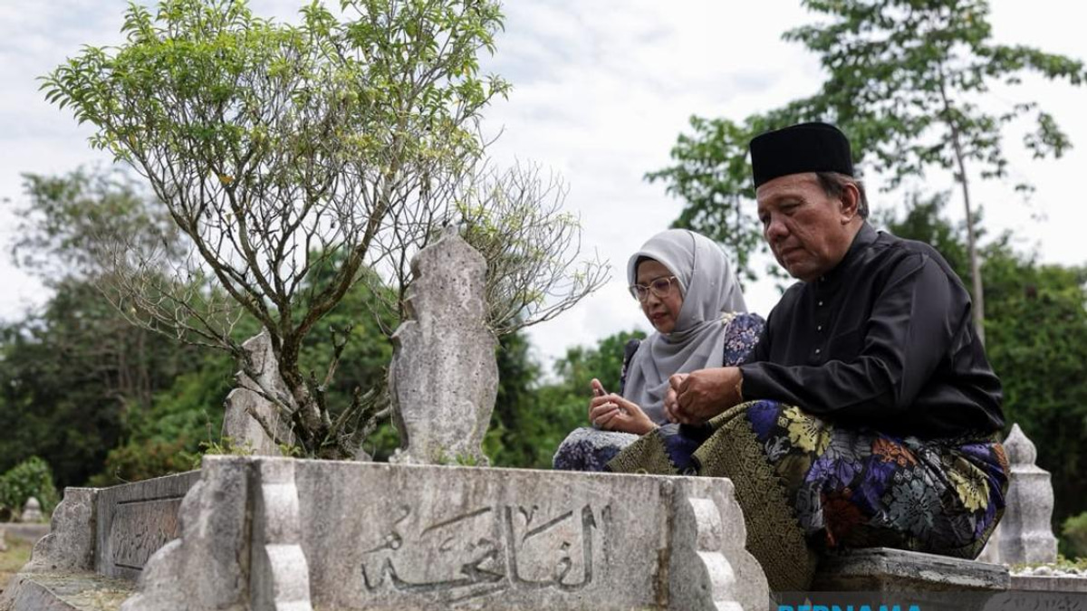 Newly Sworn Negeri Sembilan MB Pays Respects at Parents' Graves