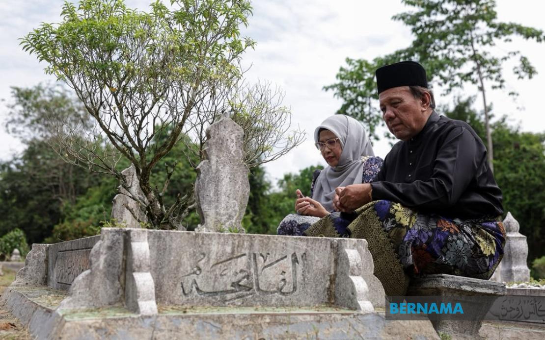 Newly Sworn Negeri Sembilan MB Pays Respects at Parents' Graves
