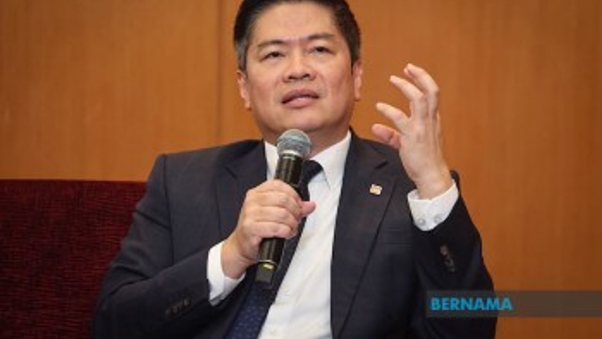 Malaysian Banks Embrace AI Rapidly But Hesitate On Critical Decisions, Study Finds