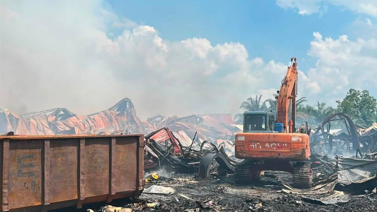 Kedah Monitors Air Quality After Industrial Fire Destroys Four Factories in Lunas