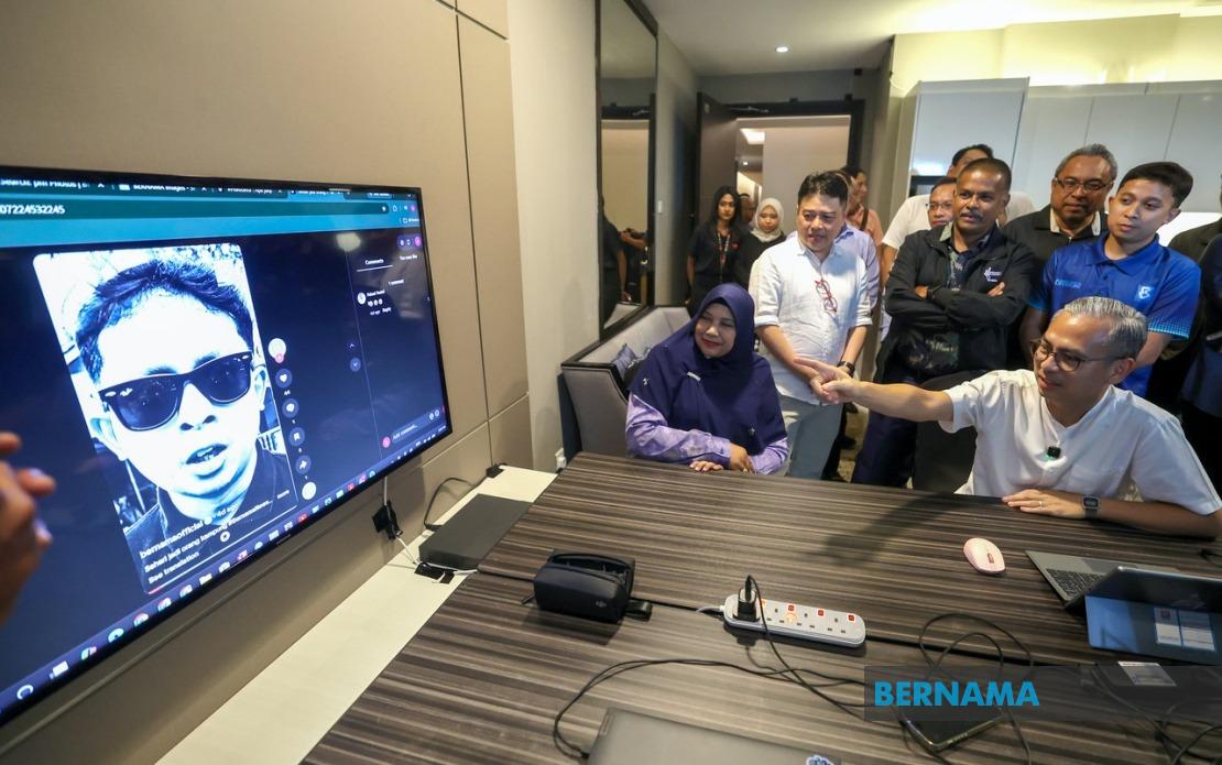 Communications Minister Praises Bernama's Election Coverage Operations in Johor