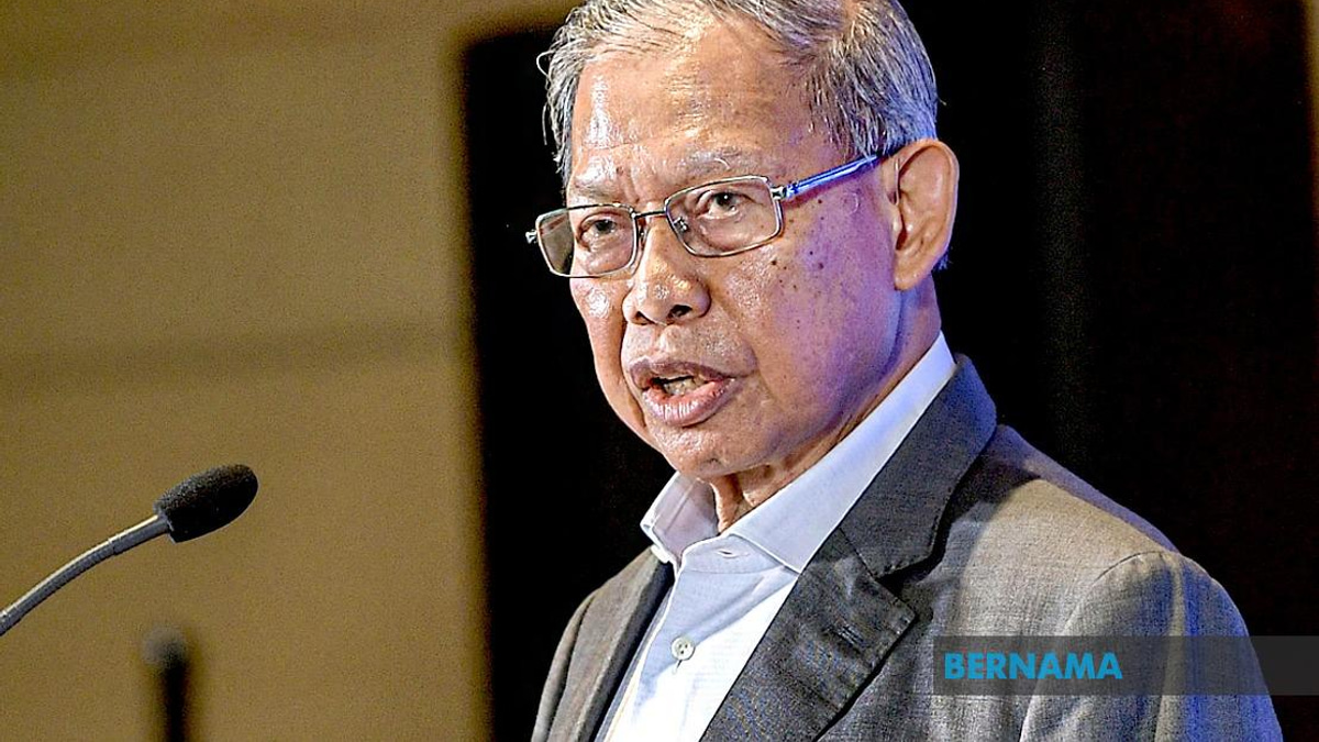 Mustapa Mohamed Bows Out of GE16, Urges UMNO to Embrace Younger Generation