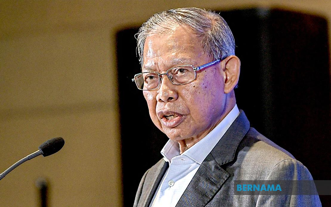 Mustapa Mohamed Bows Out of GE16, Urges UMNO to Embrace Younger Generation