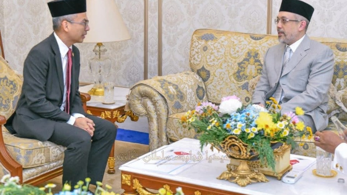 Communications Minister Fahmi Meets Kelantan Crown Prince to Discuss Fake Accounts and Misinformation