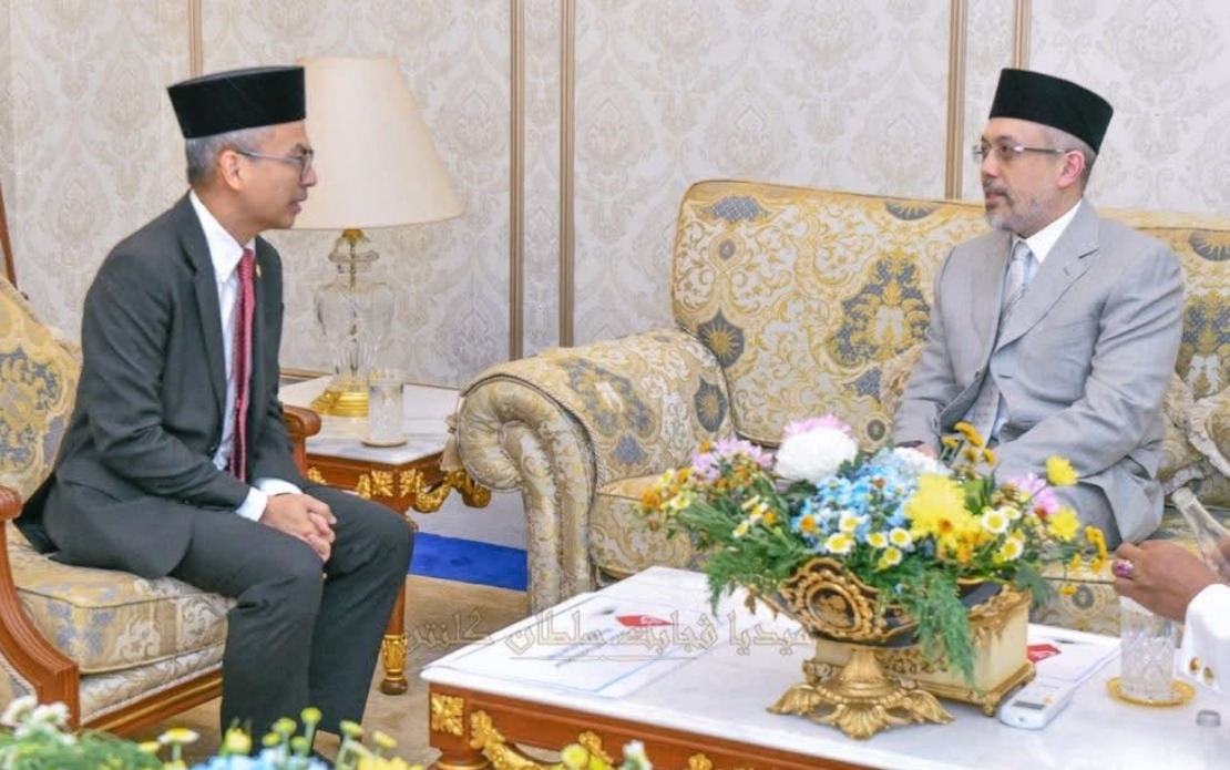 Communications Minister Fahmi Meets Kelantan Crown Prince to Discuss Fake Accounts and Misinformation
