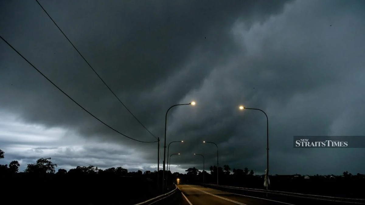 Thunderstorm Alert Issued for Putrajaya, Labuan and Ten States