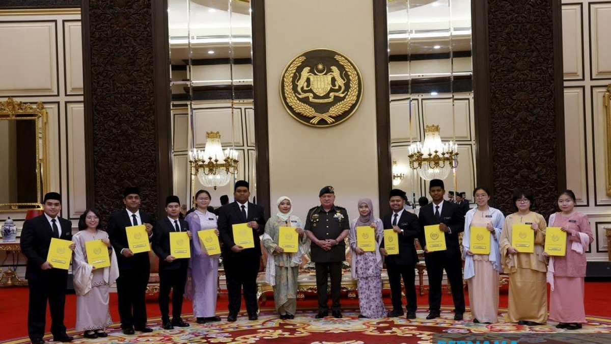 King Presents 2026 BYDPA Scholarships to 14 High-Achieving Students
