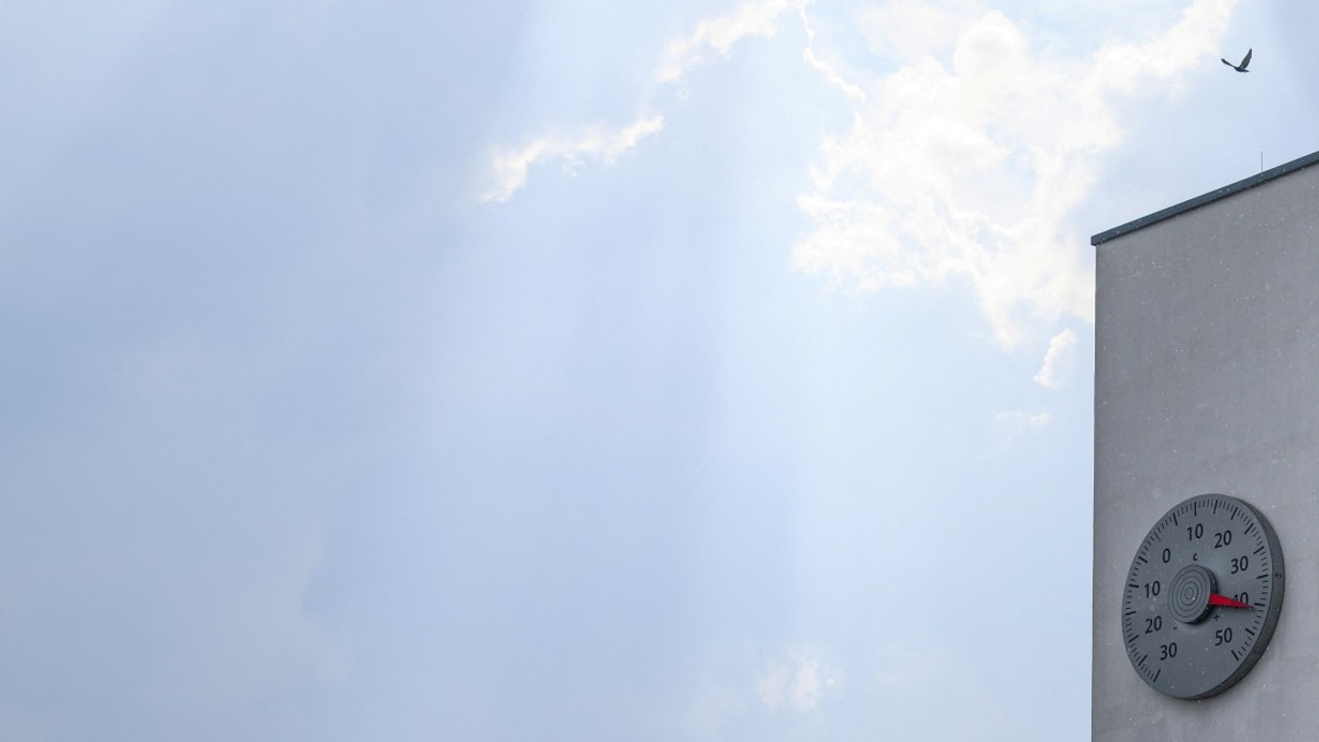 US Heat Wave Kills At Least 25 As Severe Storms Threaten East Coast Flooding