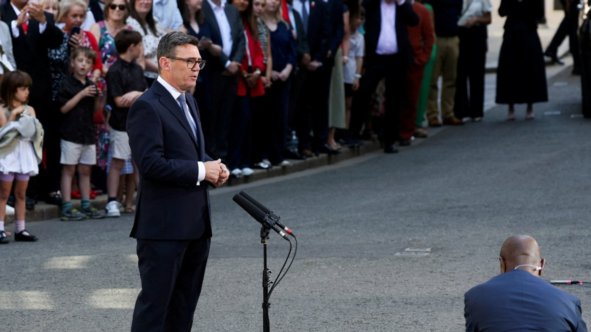 UK's New Prime Minister Burnham Overhauls Cabinet and Charts Leftward Course