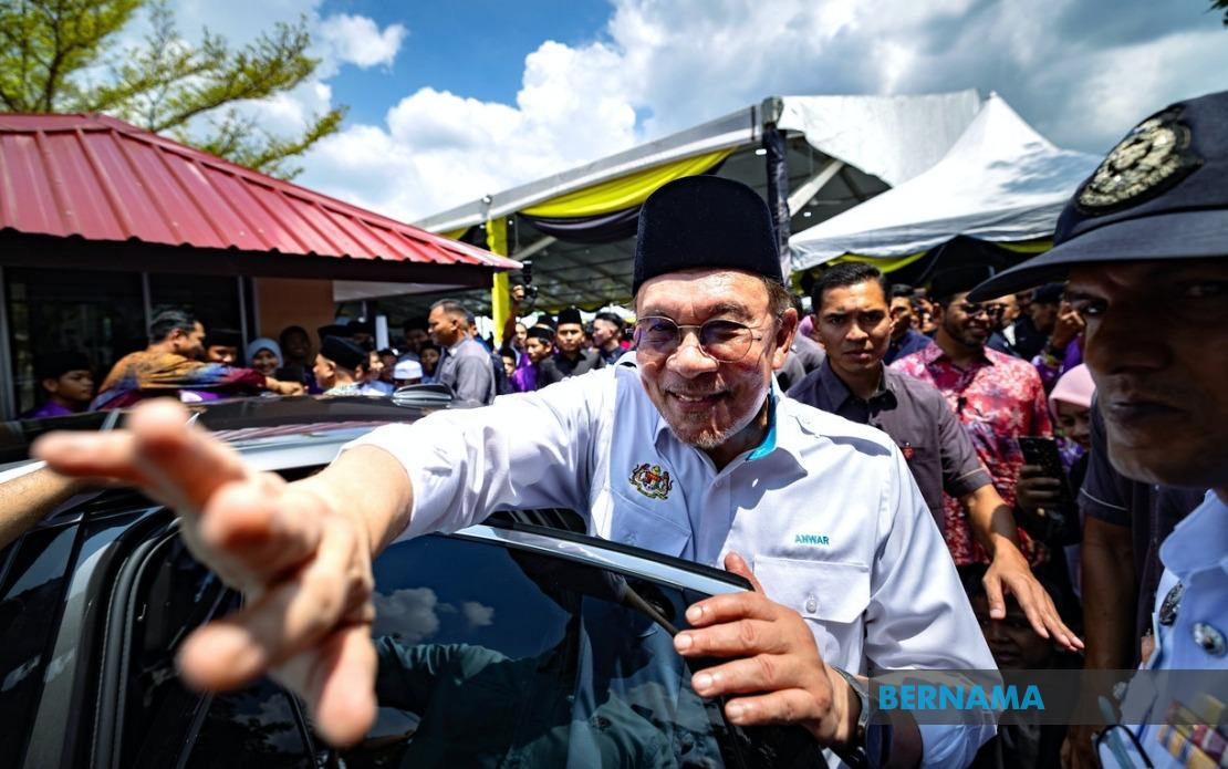 Anwar Commits to Full Disclosure on KWAP's eFishery Investment Losses in Parliament
