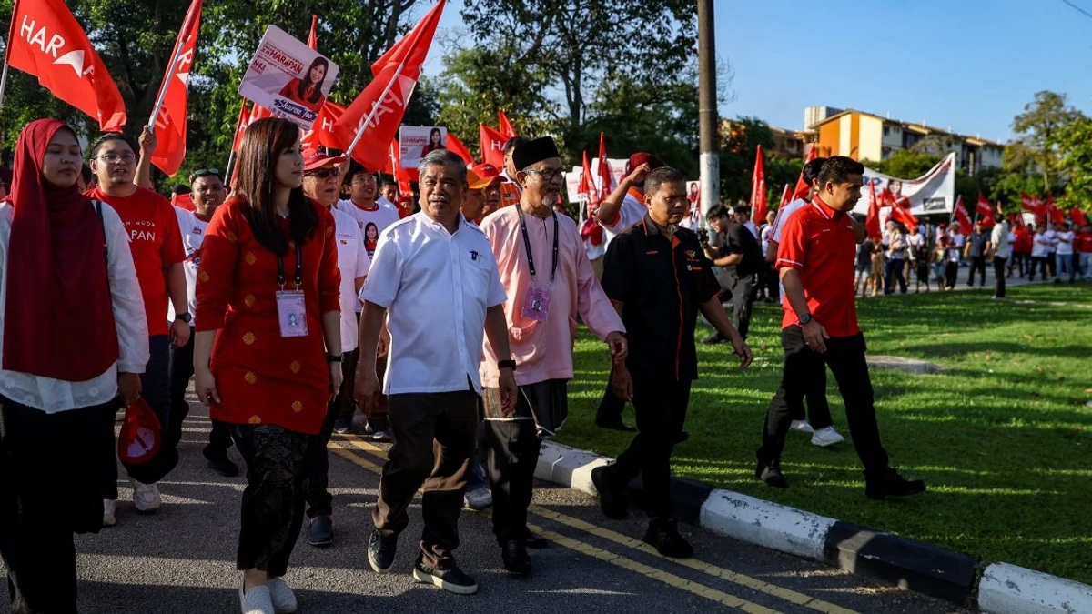 Johor polls: Pakatan Harapan supporters rally behind Sharon Teo at Permas nomination