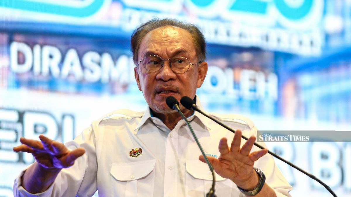Anwar Urges Melaka DAP to Reconsider State Exit, Prioritises Development Goals