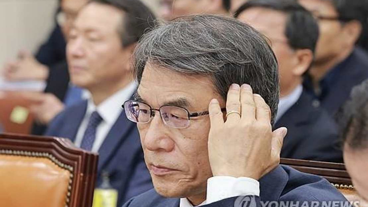 South Korean Investigators Raid Election Commission Over Former Chief's Alleged Embezzlement