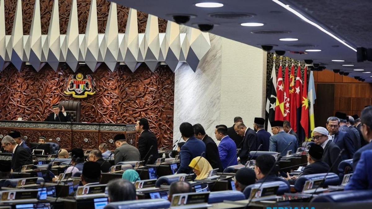 PM's Absence Not Reason to Dodge TH Debate, Says Tengku Zafrul