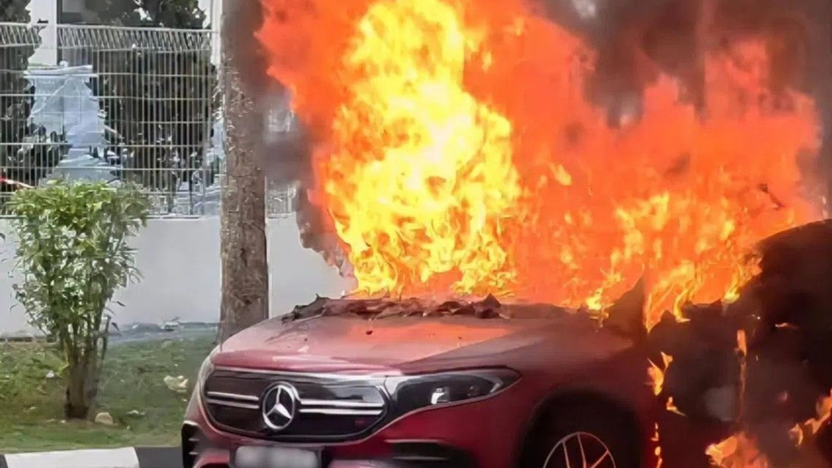 Electric vehicle erupts in flames at Woodlands HDB carpark; firefighters contain blaze