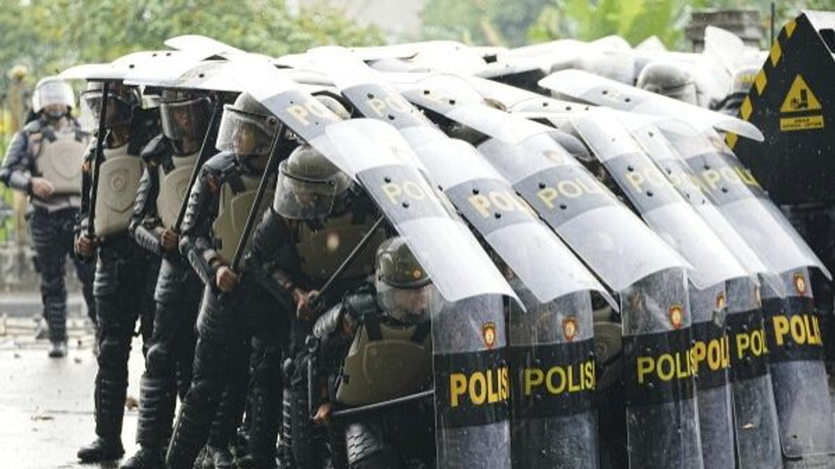 Indonesia's Security Agencies Clash Over Graft Inquiry as Military Deploys to Prosecutor's Home