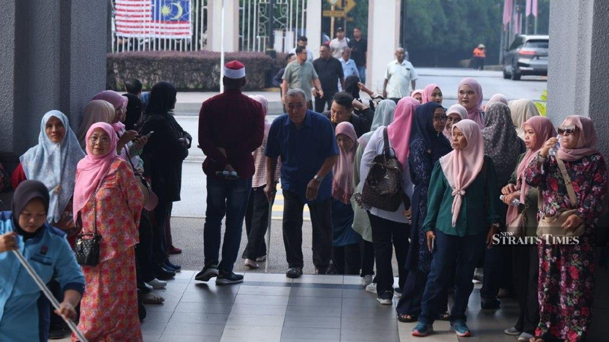 Court Complex Braces for Ismail Sabri's Appearance as Media Gathers for High-Profile Charging
