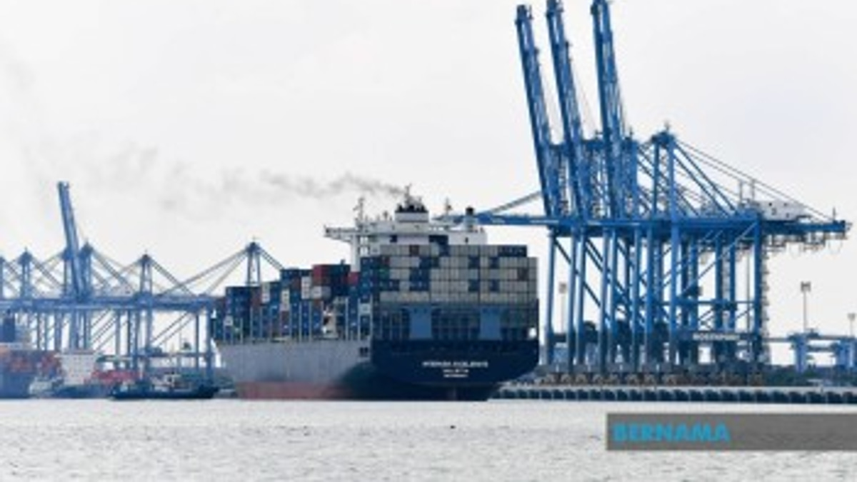 Malaysia's Export Growth Forecast Surges to 21.7% for 2026 as Tech Boom Accelerates