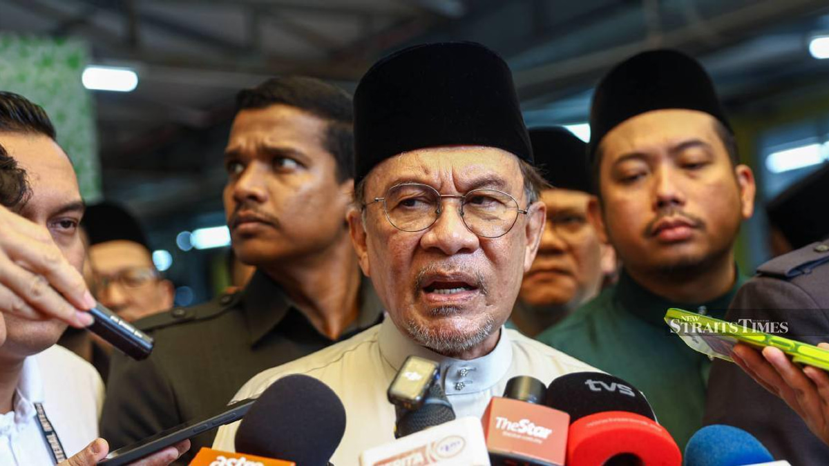 Only King Can Remove Azam Baki From NFCC Post, Anwar Says