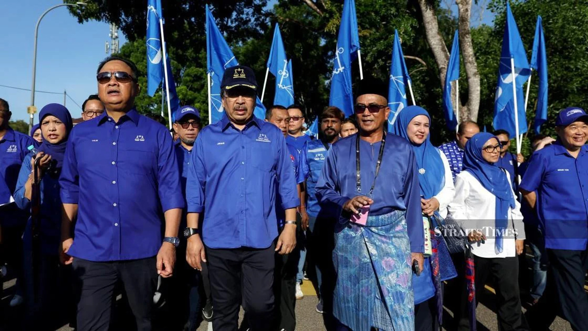 Johari Ghani rallies BN supporters in Tiram as Johor campaign intensifies