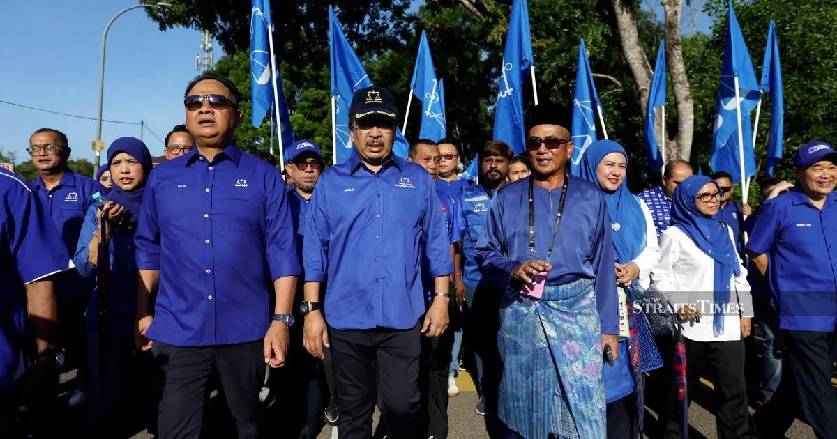Johari Ghani rallies BN supporters in Tiram as Johor campaign intensifies