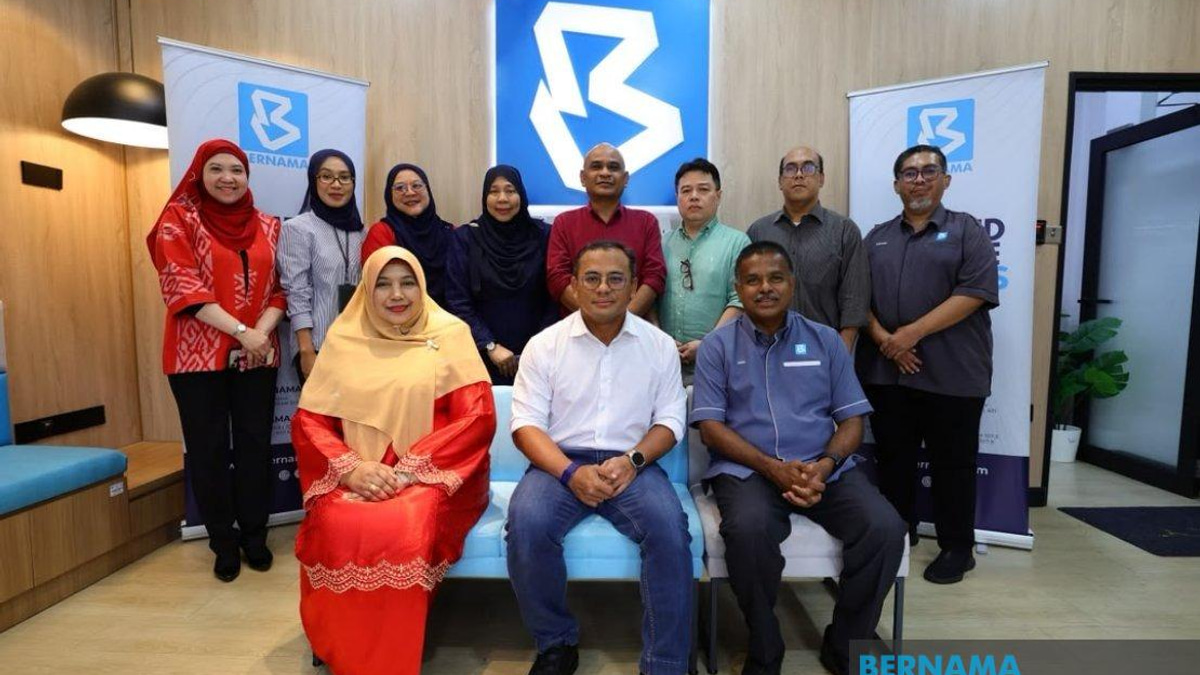 Selangor MB Visits Bernama's Election Operations Centre as Negeri Sembilan Polls Enter Final Week