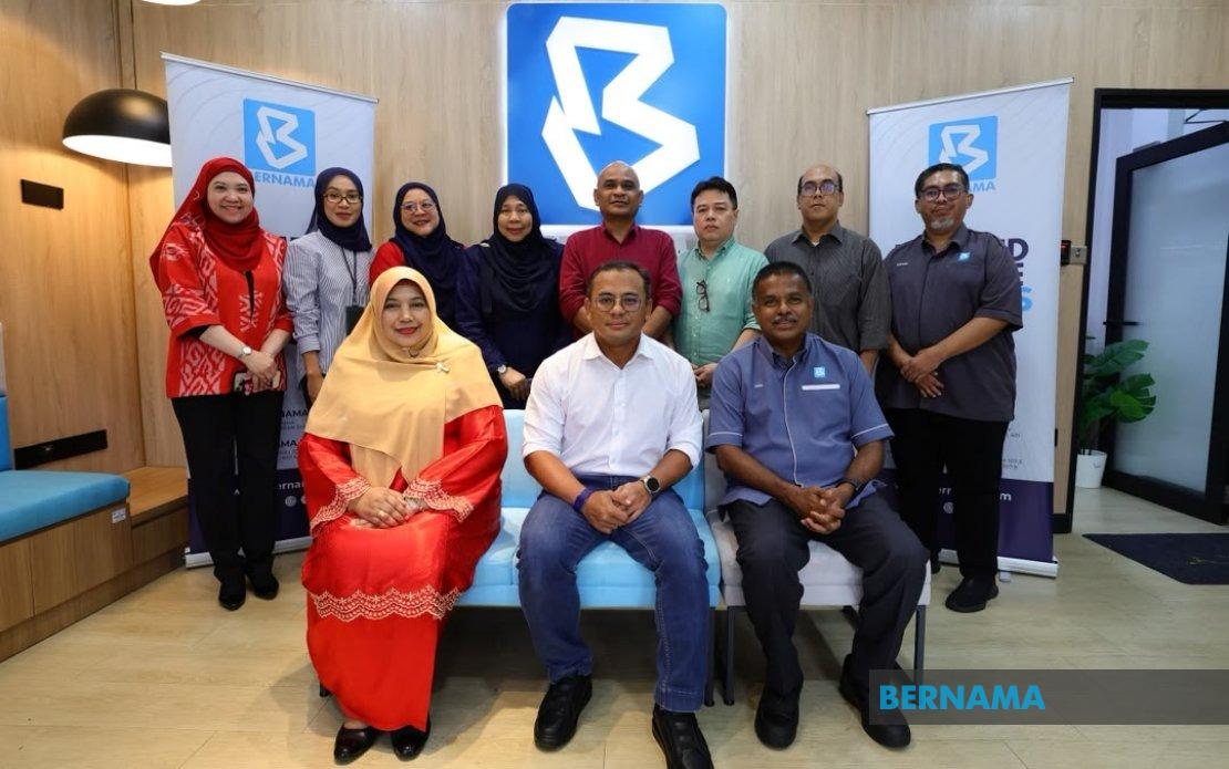 Selangor MB Visits Bernama's Election Operations Centre as Negeri Sembilan Polls Enter Final Week