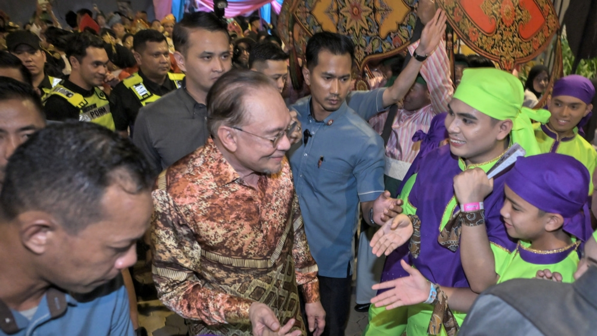 Anwar Presses for Rapid Implementation of Felda Reforms as Settlers Voice Growing Discontent