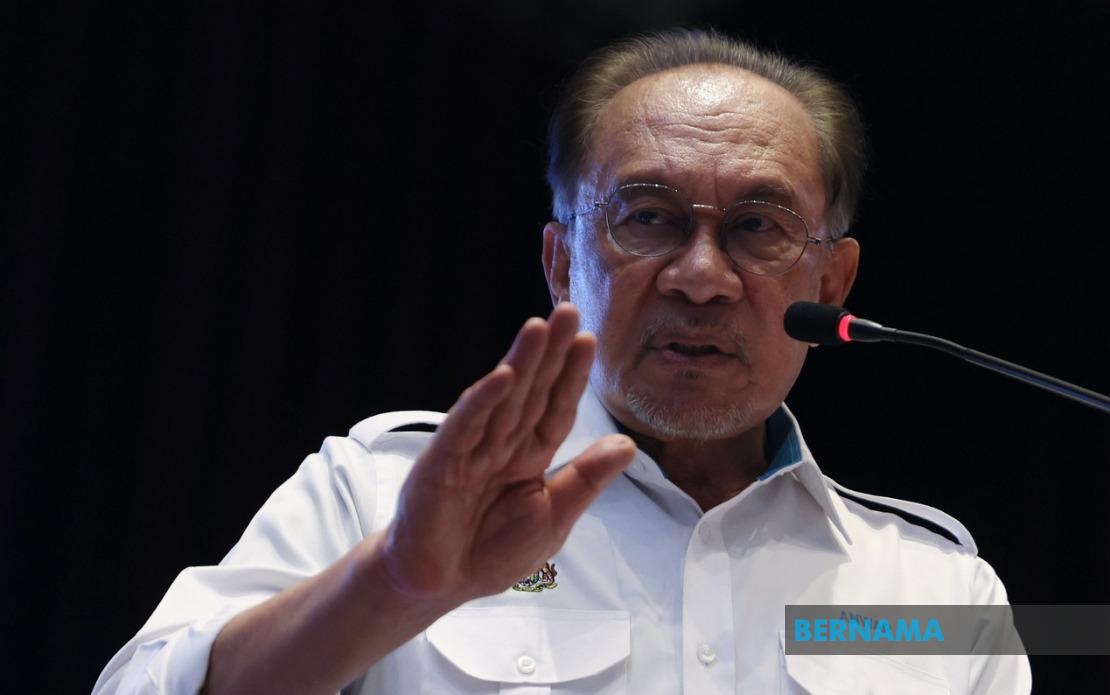 Anwar Warns Against Politicising Royal Institutions Ahead of Elections