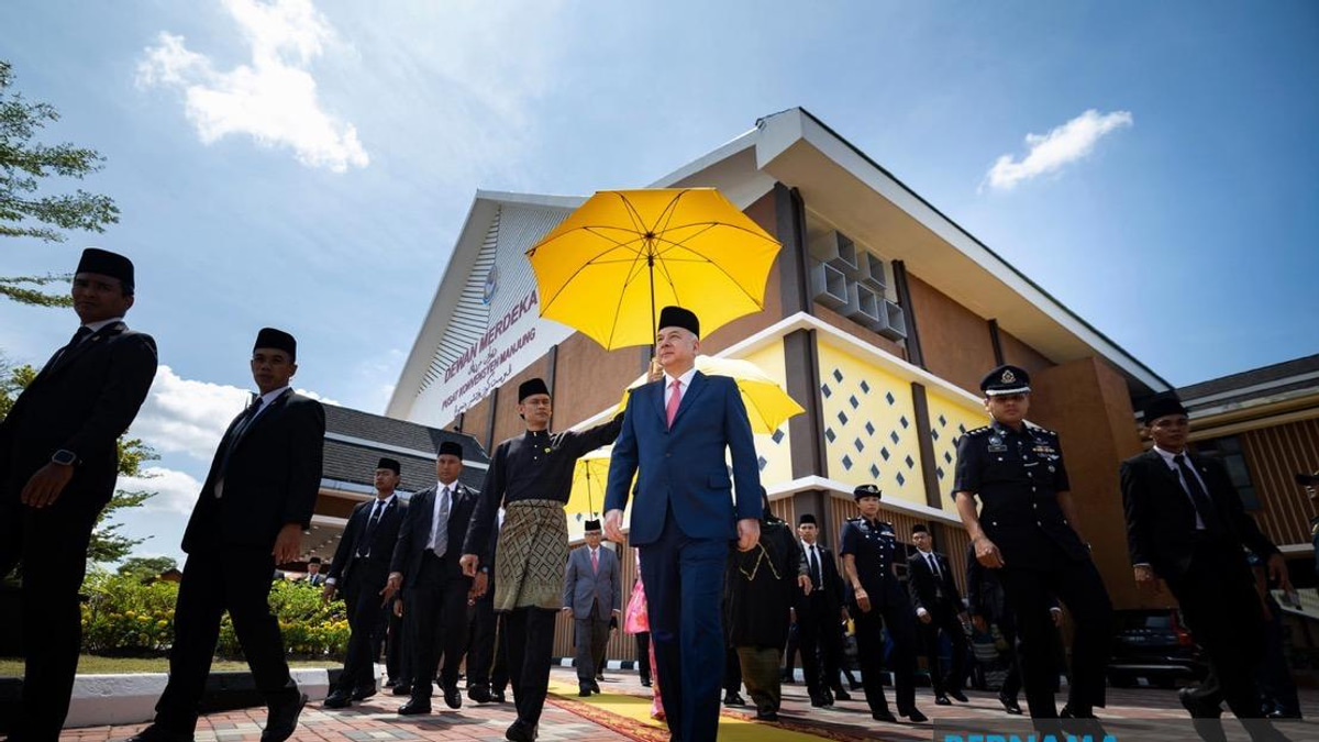 Sultan Nazrin Opens Manjung Municipal Council's Merdeka Hall in Perak