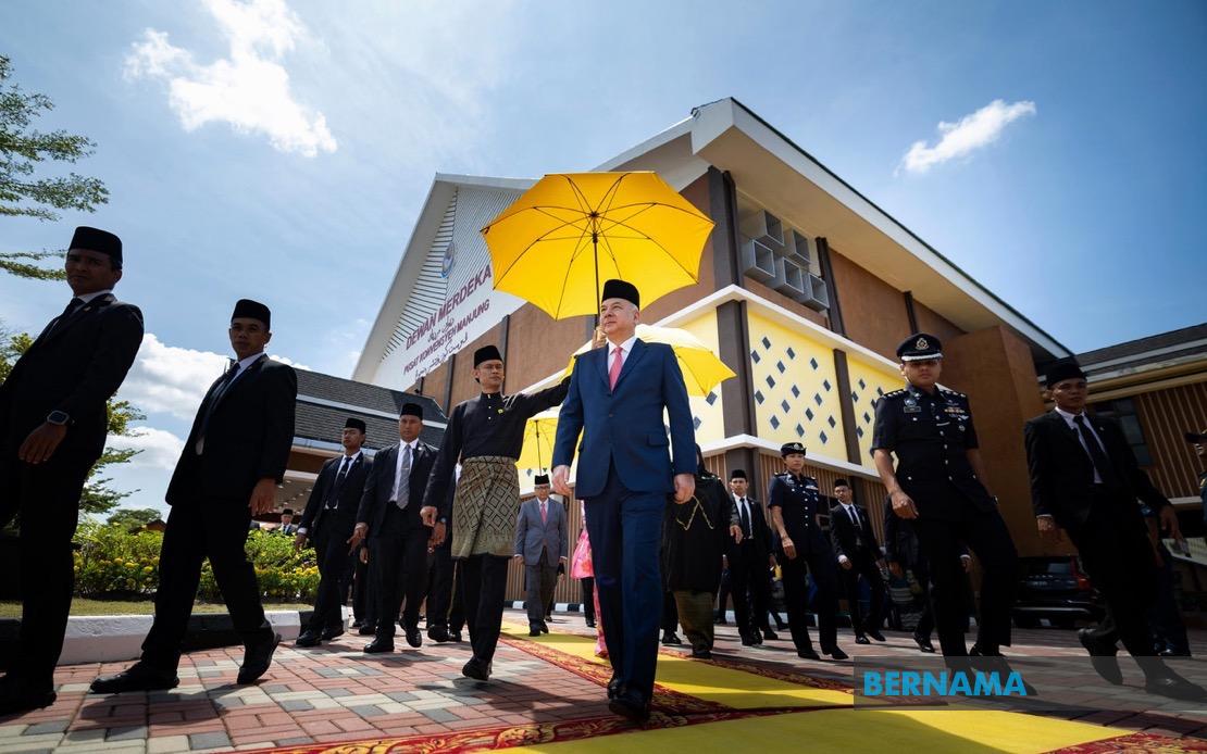 Sultan Nazrin Opens Manjung Municipal Council's Merdeka Hall in Perak
