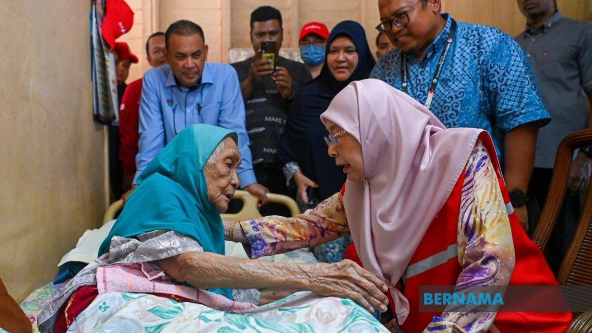 PM's Wife Dr Wan Azizah Reaches Out to Elderly and Vulnerable in Kuala Pilah