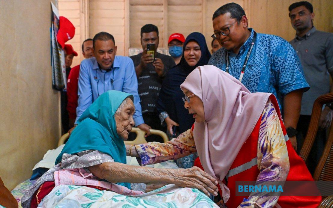 PM's Wife Dr Wan Azizah Reaches Out to Elderly and Vulnerable in Kuala Pilah