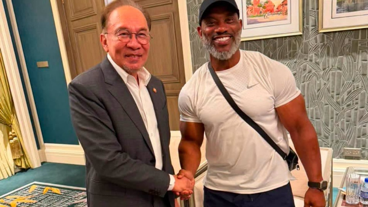 PM Anwar Ibrahim Meets Bodybuilding Icon Dexter Jackson, Quips About Gym Plans