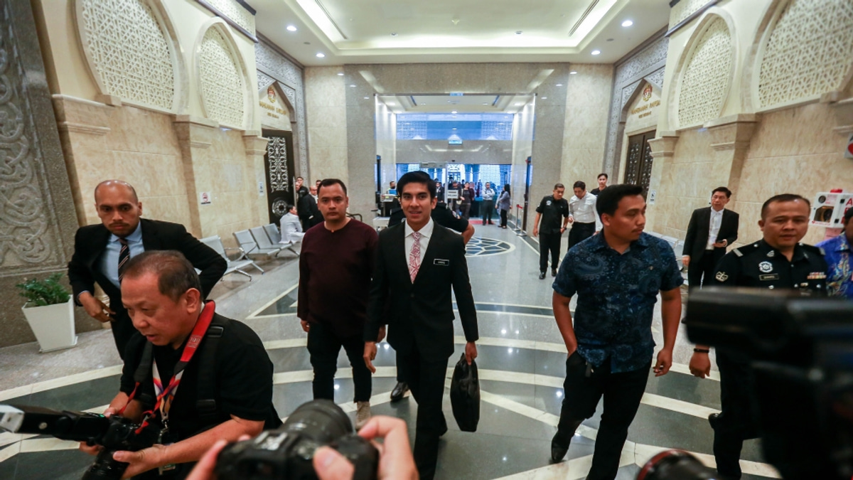 Syed Saddiq awaits Federal Court verdict on corruption charges as supporters gather at Palace of Justice