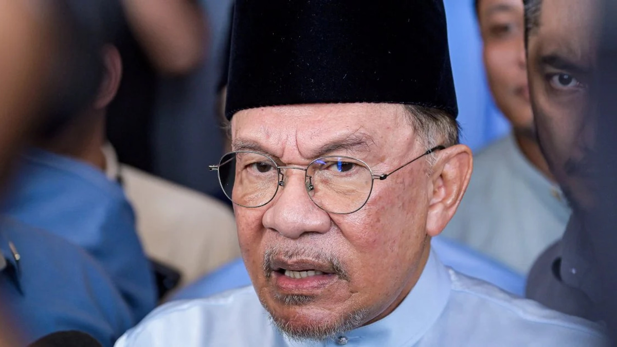 Anwar Rejects Allegations That Johor Chief Was Excluded From Felda Visit