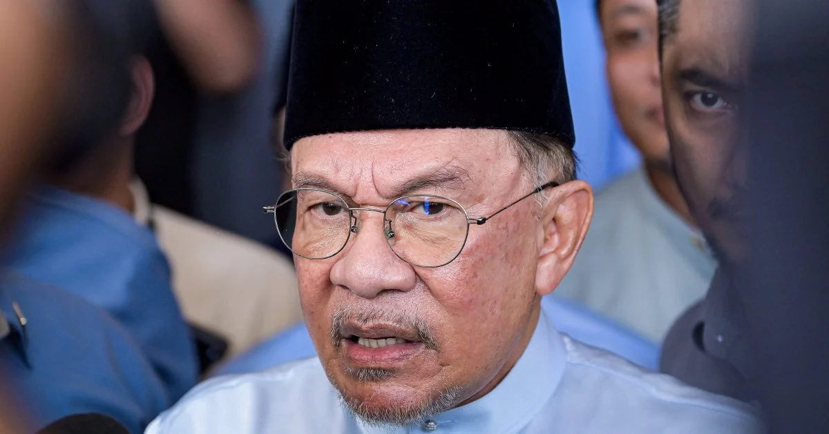 Anwar Rejects Allegations That Johor Chief Was Excluded From Felda Visit
