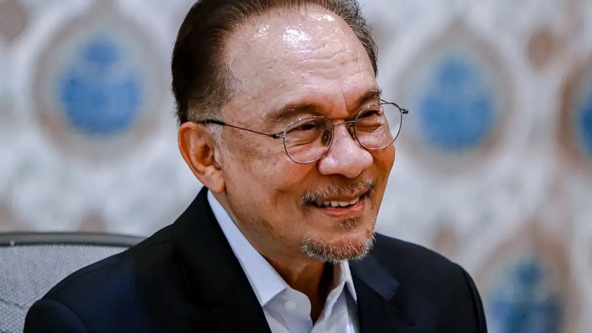 Anwar Leads in Latest Public Approval Poll, Commanding 52% Support