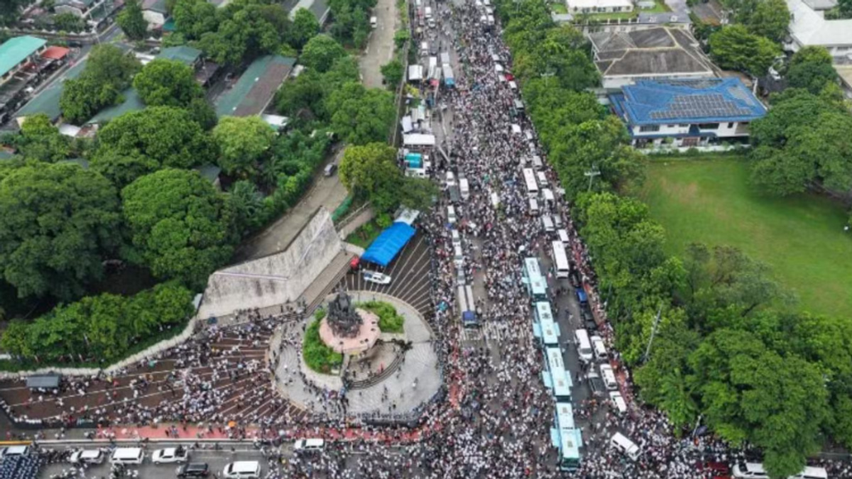 Philippine religious sect mobilizes thousands to defend senator facing graft charges