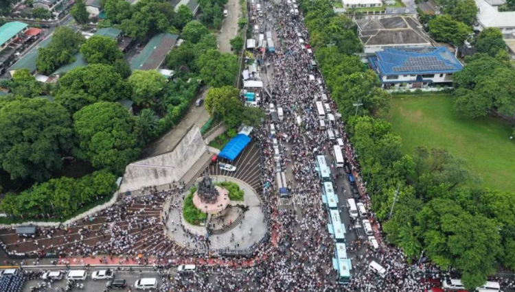 Philippine religious sect mobilizes thousands to defend senator facing graft charges