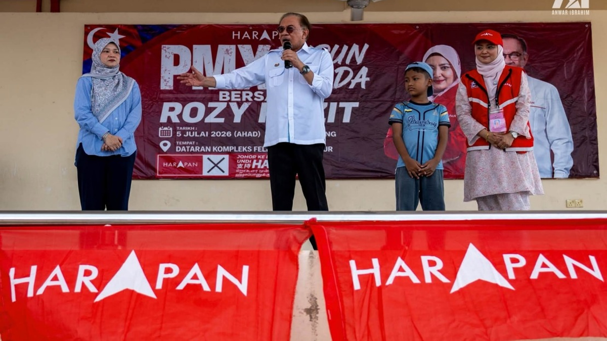PM Anwar Moved by Nine-Year-Old's Journey Through Palm Oil Fields to Meet Him