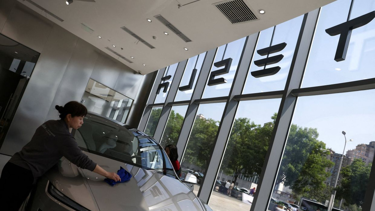 Tesla Faces Record China Recall Over Door-Handle Safety Defects
