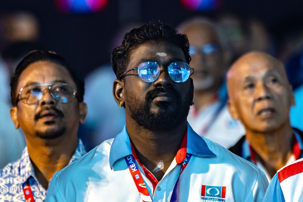 Anwar reaches out to estranged PKR veterans as party struggles with member exodus