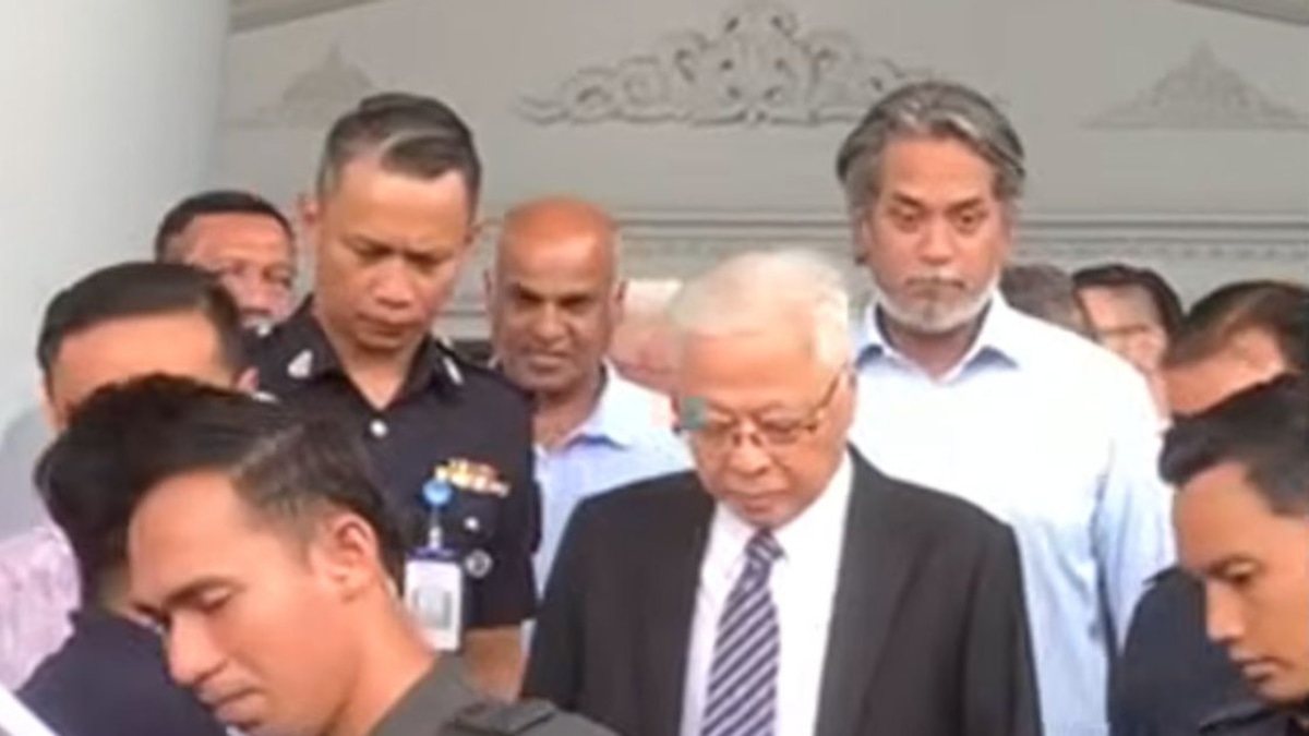 Khairy's Courtroom Appearance Signals Unity Within Umno Ranks